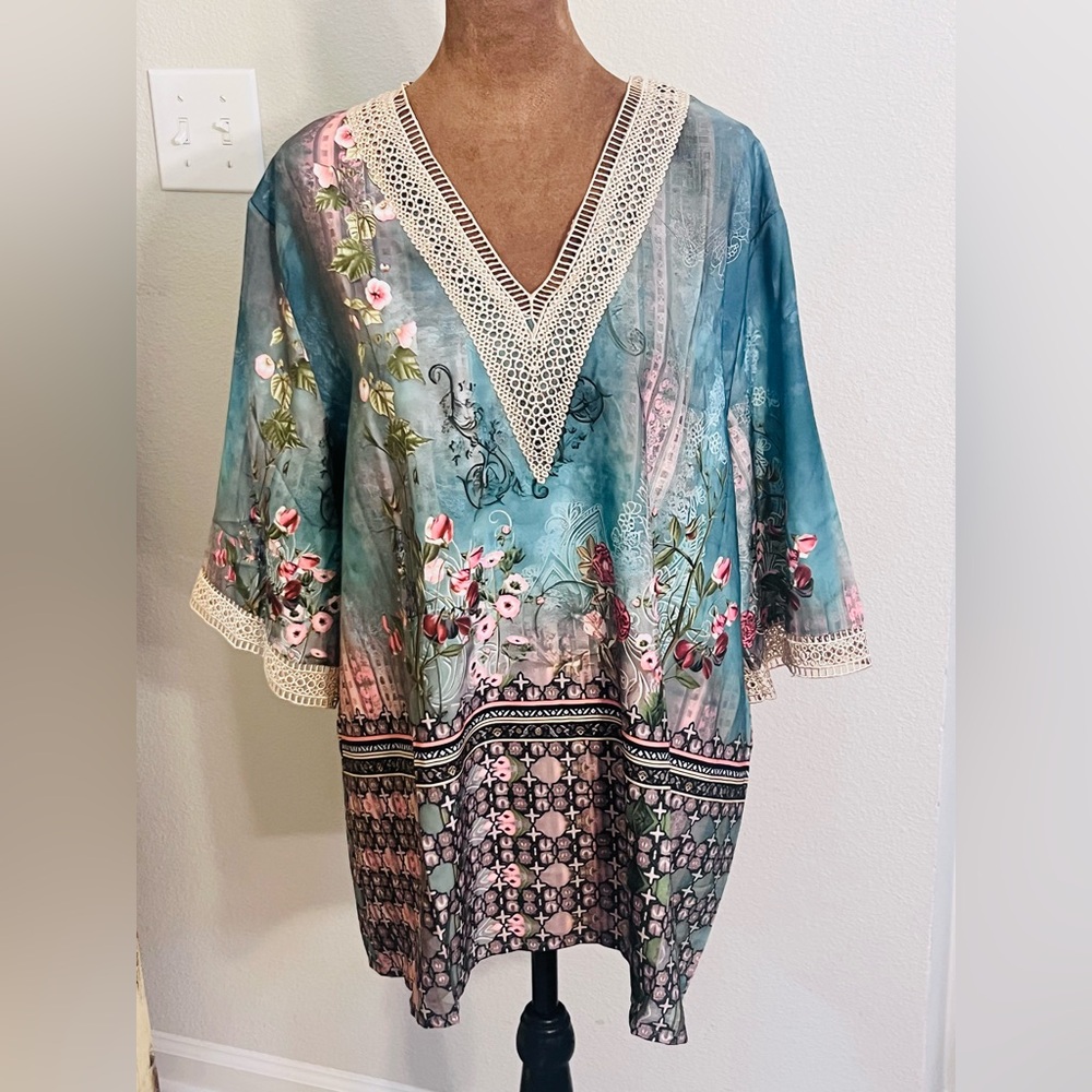NWOT Floral V-Neck Women's Tunic top with Lace Trim - Picture 4 of 4